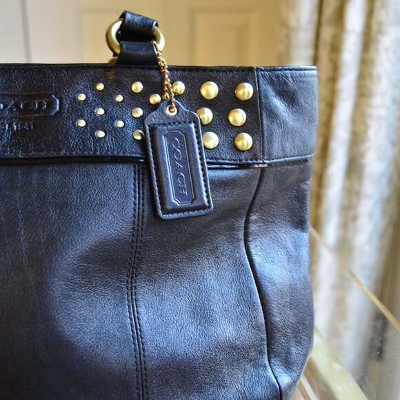 Coach black leather handbag with gold grommets - Picture 4 of 16